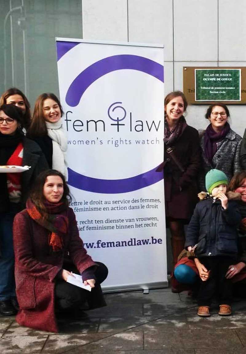 L'équipe de Fem & Law rassemblées ensemble pour le 8 mars