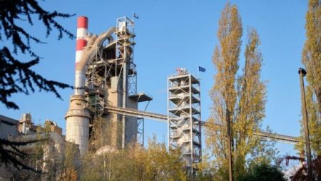 L'usine HeidelbergCement à Lixhe. La tour à droite de l'image représente le réacteur Calix permettant de capter le CO2 