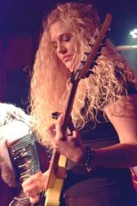 Romana Kalkuhl, guitaristes du groupe de female power metal Burning Witches