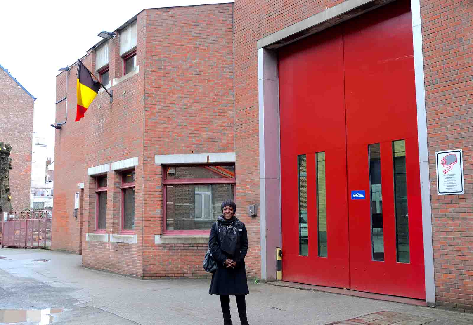 Valérie Zézé devant la prison pour femmes de Berkendael (Belgique)