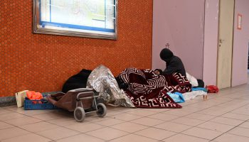 Un groupe de sans-abri abrité dans la station de tram Anneessens. Crédit photo : Manon Dejean