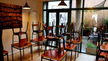 Suite à l'annonce de la phase 2 en Belgique, un restaurant vide au Parvis de Saint-Gilles.